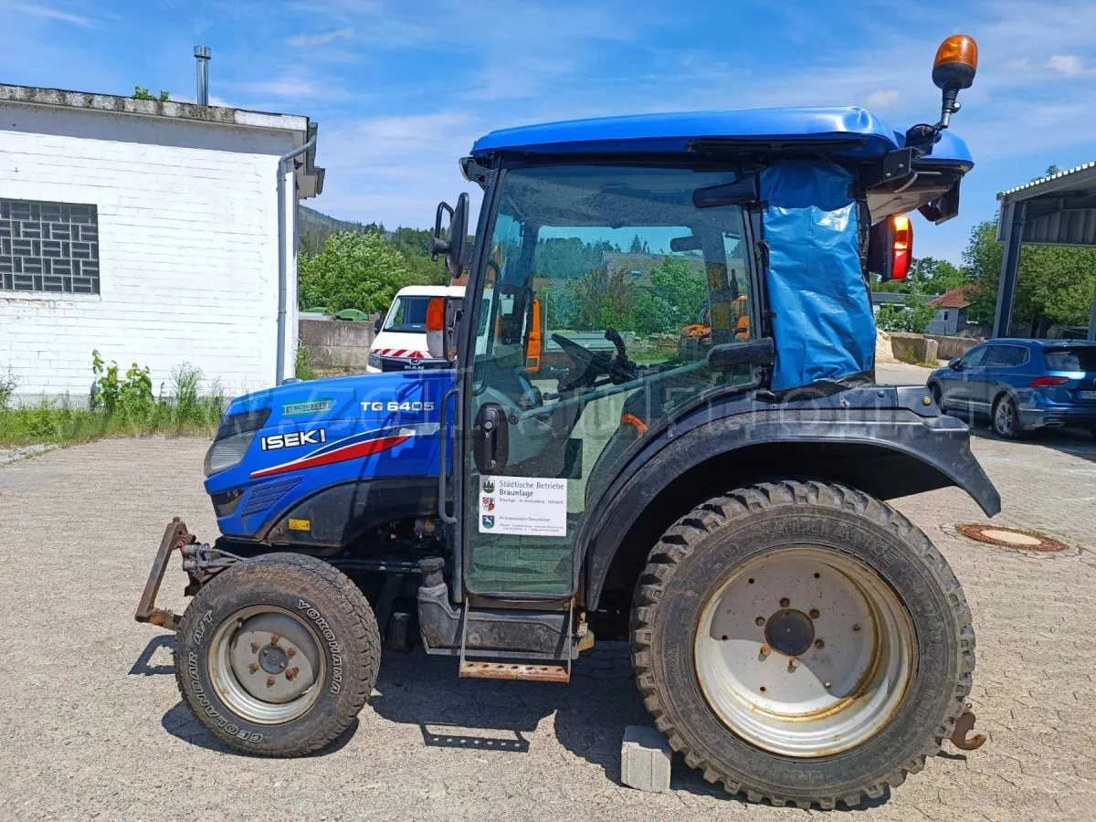 1 Defecte gemeentelijke tractor Yokohama Iseki type TG6C sneeuwschuif strooier frees