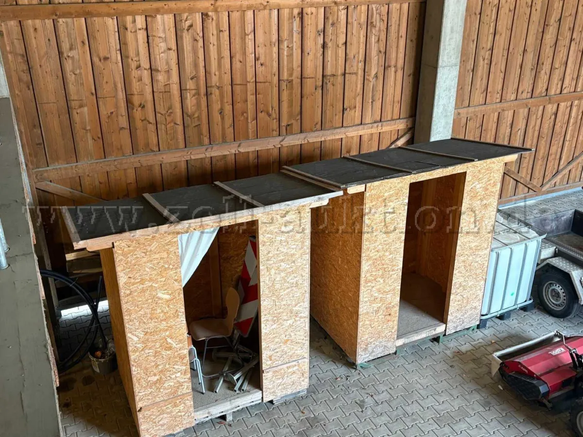 2 vrátnice z OSB, včetně přepravních palet, použité