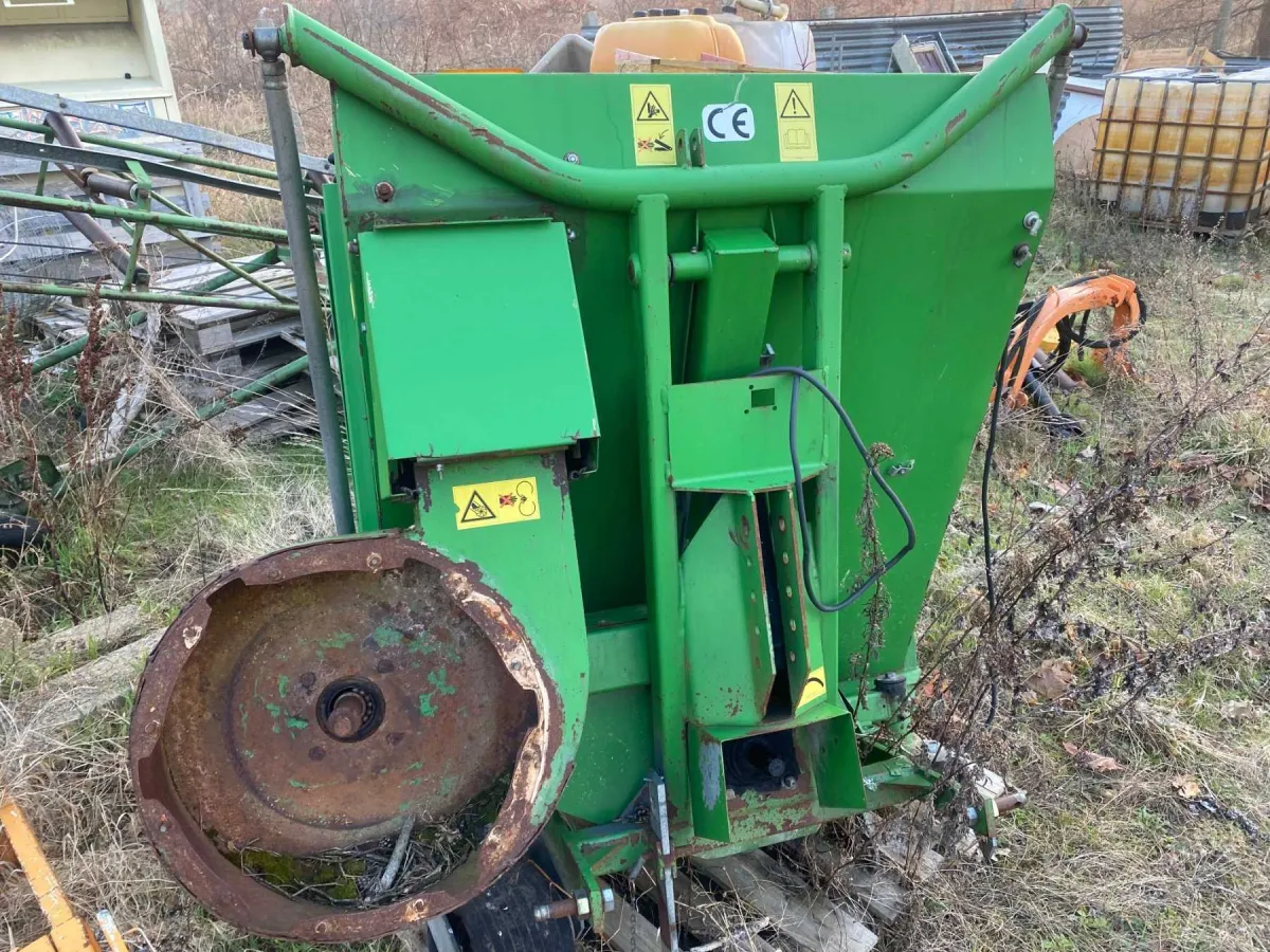 1 Высокоразгрузочный подборщик травы 345H, производитель John Deere, несущая рама, неисправен
