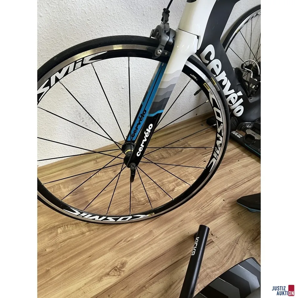 Rower szosowy cervélo P3 z trenażerem o napędzie bezpośrednim