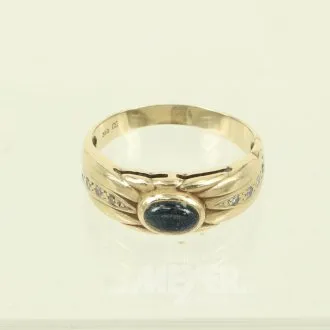 Ring met saffiercabochon en kleine diamanten