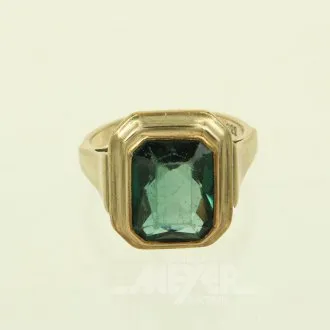 Ring met groene kleursteen