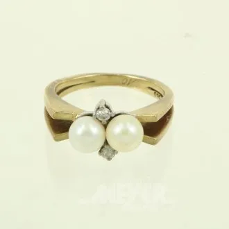 Ring mit 2 Perlen u. 2 kl. Brillanten