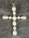 Anhänger – 585 GG, ca. 6,2 g total, Kreuzanhänger mit rosa und weißen Perlen, B= ca. 4,2 cm, Varioclip;