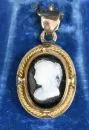 Pendant – 750 gold, approx. 6.1 g total, layered agate cameo with antique-style female portrait, collet setting with rope border, L approx. 3.4 cm