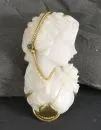 Pendentif – opale gravée en portrait de femme en haut relief, monture or 585, env. 18,4 g, avec pierre de couleur verte, L env. 5 cm