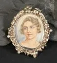 Brosche – 585 GG, ca. 16,5 g total, aufwendig gestalteter Barockstilrahmen mit Rocaillen und Saatperlen, um 1860/1880, gemaltes…