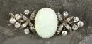 Broche – or 585, env. 5,0 g au total, opale ovale, flanquée d'un décor floral silesié avec diamants, L= env. 3,8 cm, vers 1900 ;