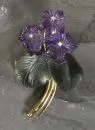 Brosche – 585 GG, ca. 7,6 g total, Amethyste, Jade und weiße Saphire in Form eines Veilchenbuketts, H= ca. 4,5 cm;
