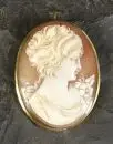 Broche – or 750, env. 13,8 g au total, camée coquille avec portrait de femme, portable aussi en pendentif, l= env. 4,2 cm