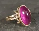 Bague femme – 583 or jaune, env. 4,6 g total, épaules ornées avec cabochon ovale de rubis probablement synthétique, taille 54
