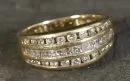 Damenring – 585 GG, ca. 5,7 g total, Diamanten im Brillant- und Carreeschliff, Größe53;
