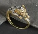 Ladies' ring – 750 GG/WG, approx. 3.8 g total, sculpted panther, set with numerous diamonds and coloured stones, size 54