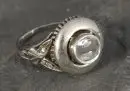 Bague femme – métal argenté, rose diamantée, taille 46, déformée