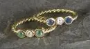 Bagues femme, 2 pièces – 750 or jaune, env. 3,5 g au total, anneau torsadé, avec diamants, saphir et émeraude, taille 47