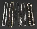 Colliers, 5 pièces – 4x perles, 1x boules d'hématite, L= env. 46-88 cm, entre autres fermoirs magnétiques, plus 1x raccourcisseur de chaîne en métal doré