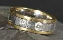 Herrenring – 750 GG/WG, ca. 30,1 g total, 2 Brillanten je ca. 0,2 ct, Größe 67;