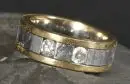 Bague homme – 750 or jaune/or blanc, env. 30,1 g au total, 2 brillants d'env. 0,2 ct chacun, taille 67;