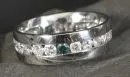 Herrenring – 750 WG, Eternityring mit 22 weißen und 2 petrolfarbenen Brillanten von insgesamt ca. 1,5 ct, Größe 67;