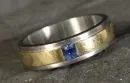 Herrenring – 950 Platin/750 GG, ca. 10,1 g total, Saphir im Carreeschliff, Größe 67;