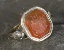 Bague homme – argent, partiellement doré, plaque de cornaline gravée avec armoiries, incrustation de pierres, taille 61, 19e s.;