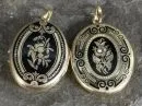 Medaillonanhänger, 2 Stück – 585 GG, ca. 14,6 g total, emailliertes Gravurdekor mit Perlbesatz, anscharnierte Deckel mit verglasten Rahmen, L= ca.…