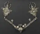 Bijou oriental - parure de poitrine – argent, plusieurs éléments géométriques reliés par des chaînettes, pièce centrale ovale, nombreux strass…