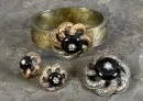 Schmuckset, 4 Teile – 585 GG, ca. 53 g total, Armreif (B= ca. 6,5 cm), Brosche (auch als Anhänger tragbar), Ohrsteckerpaar, emailliertes…