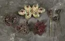 Éléments de bijoux, 7 pièces – argent/métal, 4 broches, 3 épingles, décors divers, garniture de grenats, plus grande L= env. 6 cm