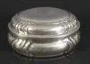 Lidded box – silver, approx. 207 g, ovoid body with wave pattern, 7 x 13.5 x 10 cm, 19th c., indistinctly hallmarked;