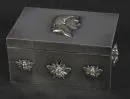 Deckelschatulle – Metall versilbert, umlaufend verziert mit plastischen Bienen, Deckel mit reliefiertem Portrait "Napoléon Bonaparte", 6…