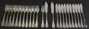 Service à poisson, 24 pièces – 12 fourchettes et 2 couteaux en argent 800, env. 683 g, manches à motif croisé, certains avec monogramme gravé, plus 10…