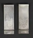 Geldscheinclips, 2 Stück – 925 Silber, ca. 23 g, je mit graviertem Adelswappen, L= 5,5 cm;