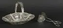 Coupe à anse et pince à pâtisserie – argent 800, env. 326 g, décorations en relief et ajourées avec motifs de putti, coupe ovale 6,5 x 24 x 18 cm, pince L= 17 cm