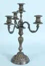 Bougeoir "Christofle", 4 feux – Laiton argenté (fortement frotté), décor en relief, base ronde, 3 bras courbés sur fût balustre, H= 42 cm
