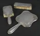 Ensemble de toilette, 3 pièces – argent (testé), décor floral gravé, L= 16-25 cm, 2 brosses, 1 miroir à main, partiellement bosselé
