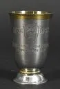 Gildebeker – 800 zilver, ca. 86 g, binnen verguld, klokvormige beker met gegraveerd gildewapen met 2 bijlen, inscriptie "1907-1957 Hermann Lorleberg - Zunftmeister 1942", H= 10 cm