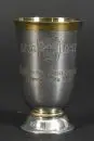 Coupe de corporation – argent 800, env. 86 g, intérieur doré, calice cloche avec armoiries de corporation gravées avec 2 haches, inscription "1907-1957 Hermann Lorleberg - Zunftmeister 1942", H= 10 cm