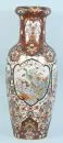 Bodenvase – Porzellan, handbemalt, reiches Blumendekor, 4 Kartuschen mit Vogelmotiven, Balusterkorpus, H= 90 cm, China;