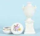 Lidded box and vase "Nymphenburg" – Porcelain, box hand-painted with floral motif, H= 4.5 cm, vase on base with 2 sculpted female heads