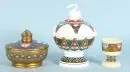Boîtes à couvercle, 2 pièces "Villeroy & Boch" – porcelaine, décors colorés, "boîte cygne et couronne", répliques du nécessaire de toilette du roi Louis II, édition limitée à 5000 pièces, H= 12,5/21,5 cm, boîte couronne repeinte à la couleur or, avec 1 gobelet cygne en céramique