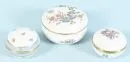 Boîtes à couvercle, 3 pièces – porcelaine, peintes à la main, décors variés, D= 7/9,5 cm, 2x "Vienne", 1x "Épées Meissen (1er choix)"