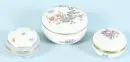 Boîtes à couvercle, 3 pièces – porcelaine, peintes à la main, décors variés, D= 7/9,5 cm, 2x "Vienne", 1x "Épées Meissen (1er choix)"