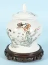 Vase à couvercle – porcelaine, peinte à la main, décor avec 2 femmes-fleurs et caractères, corps balustre, H= 18 cm, Chine, bouton du couvercle légèrement ébréché, avec support en bois sculpté