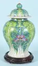 Vase à couvercle – porcelaine, peinte à la main, décorations florales continues avec scarabées et papillons, corps balustre, H= 39 cm, marque aux caractères rouges, Chine, avec support en bois sculpté