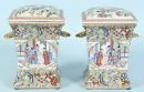 Paire de vases couverts – Porcelaine, peinte à la main, décor riche de fleurs, animaux et scènes figuratives, 2 anses dorées