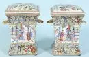 Paire de vases couverts – Porcelaine, peinte à la main, décor riche de fleurs, animaux et scènes figuratives, 2 anses dorées