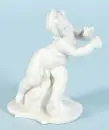 Figurine - Putto aux raisins "Nymphenburg" – Porcelaine, blanche, sur socle incurvé, H= 9,5 cm, dessin F.A. Bustelli, n° de modèle 256/2