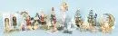 Figurines, 24 pièces "Goebel" – porcelaine, polychrome, H= 5-20 cm, entre autres Madone, anges, pères Noël, figures d'enfants ;