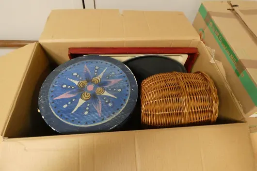 Konvolut Boxen, Körbe, Tablets
